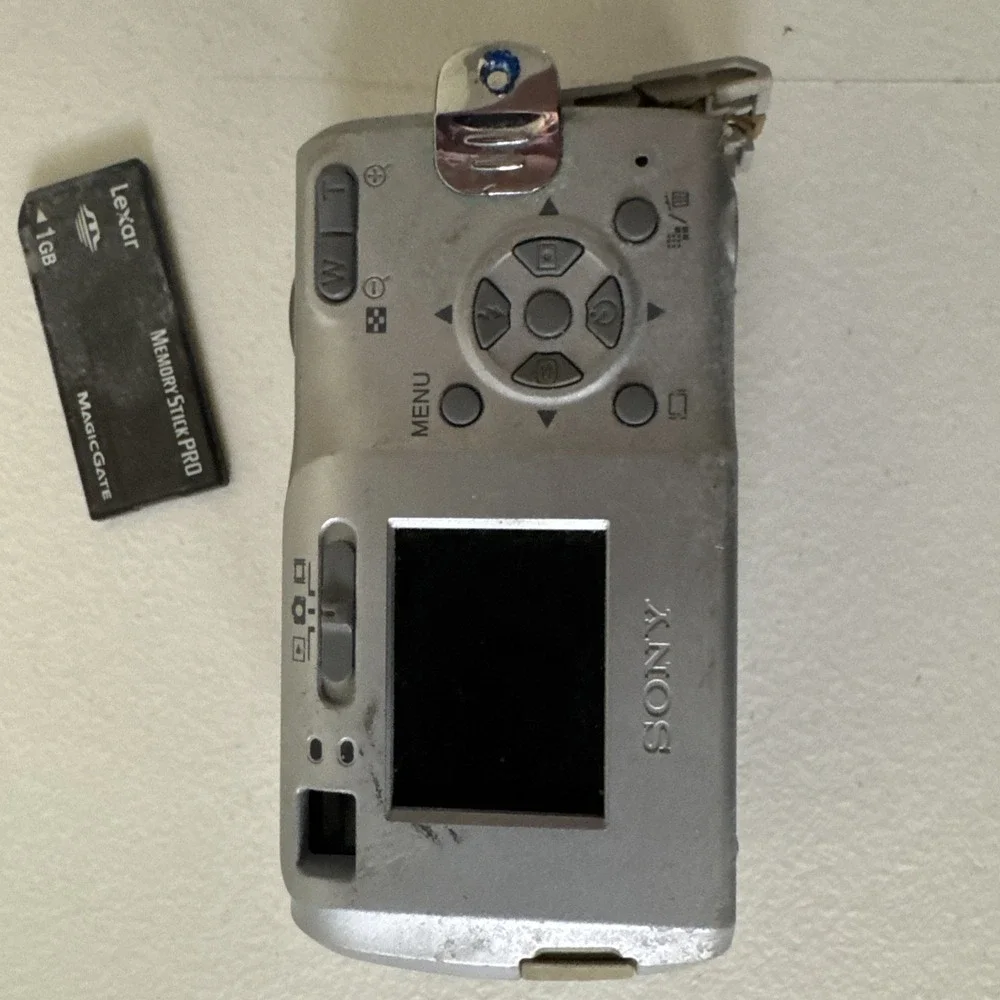 Sony Cybershot DSC-S40 4.1MP Silver Compact Digital Camera Tested No Memory Card